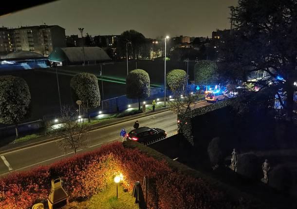 Nudo per strada, soccorso da 118 e carabinieri