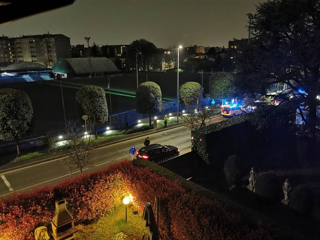 Nudo per strada, soccorso da 118 e carabinieri