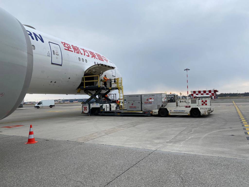 China Eastern Airlines atterra a Malpensa con gli aiuti contro il coronavirus
