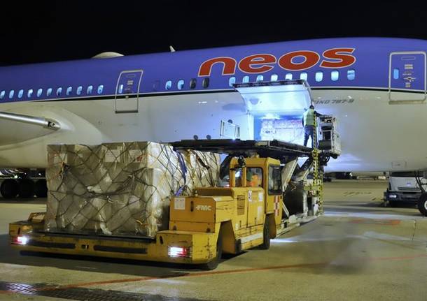 Neos Air porta materiale sanitario dalla Cina