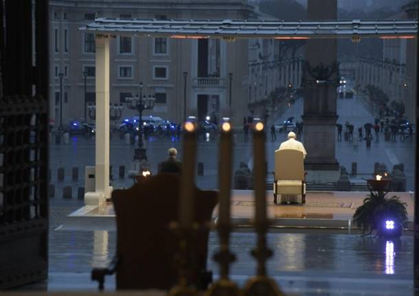 Papa Francesco prega in una piazza San Pietro deserta