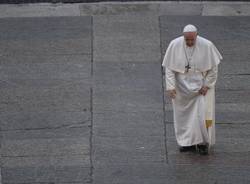 Papa Francesco in una piazza San Pietro deserta