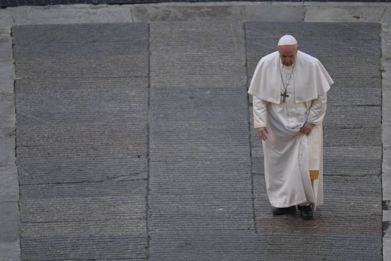 Papa Francesco in una piazza San Pietro deserta