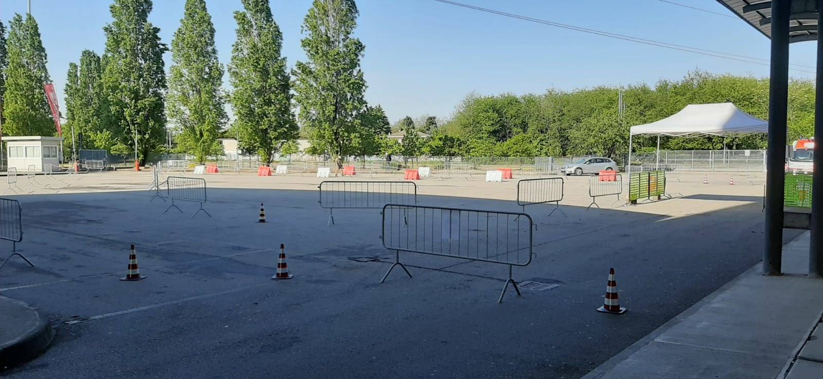 Il "drive-in" dei tamponi a Malpensa Fiere