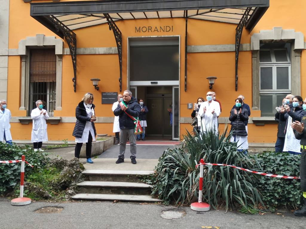 Il "grazie" di Saronno a medici e infermieri dell'ospedale cittadino