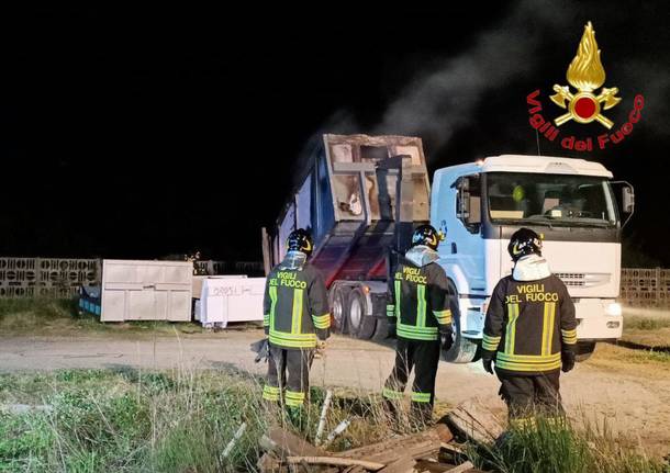 Fagnano Olona, a fuoco un compattatore della spazzatura