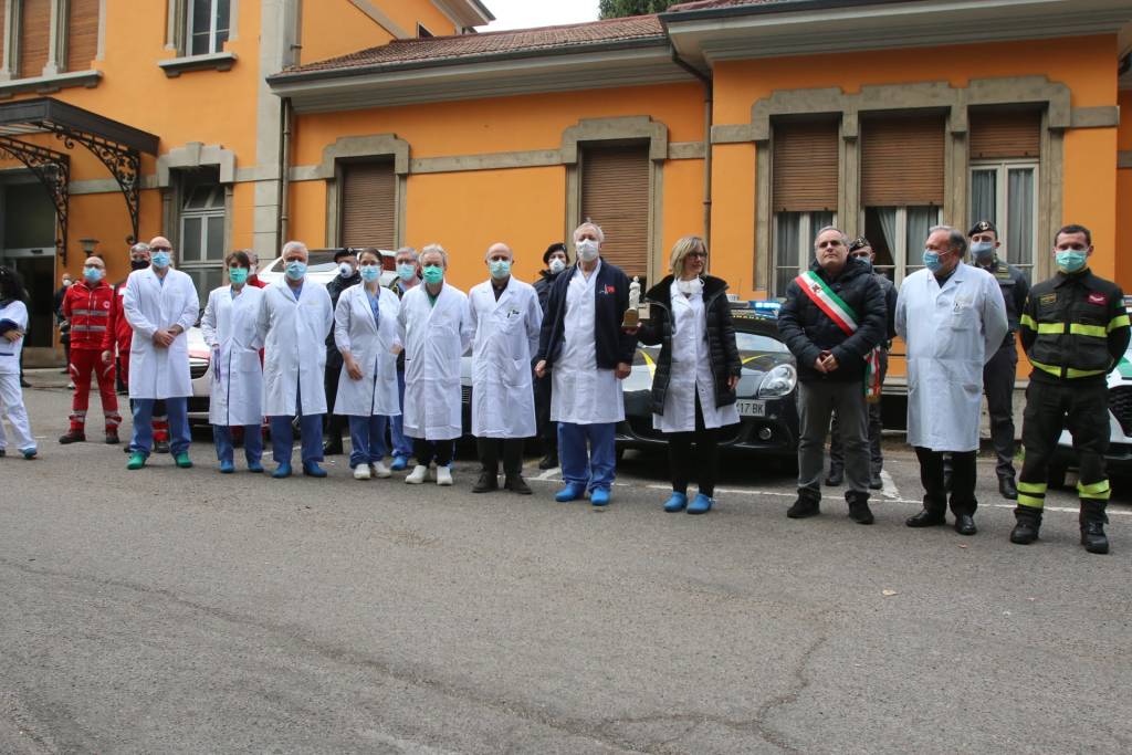 Le forze dell'ordine in coro: "Onore ai medici e al personale sanitario dell’ospedale di Saronno"