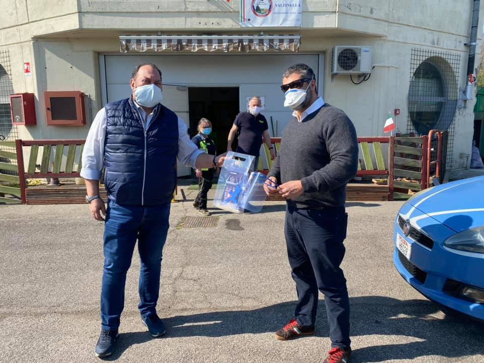 Visiere protettive made in Casciago donate alla Polizia di Stato