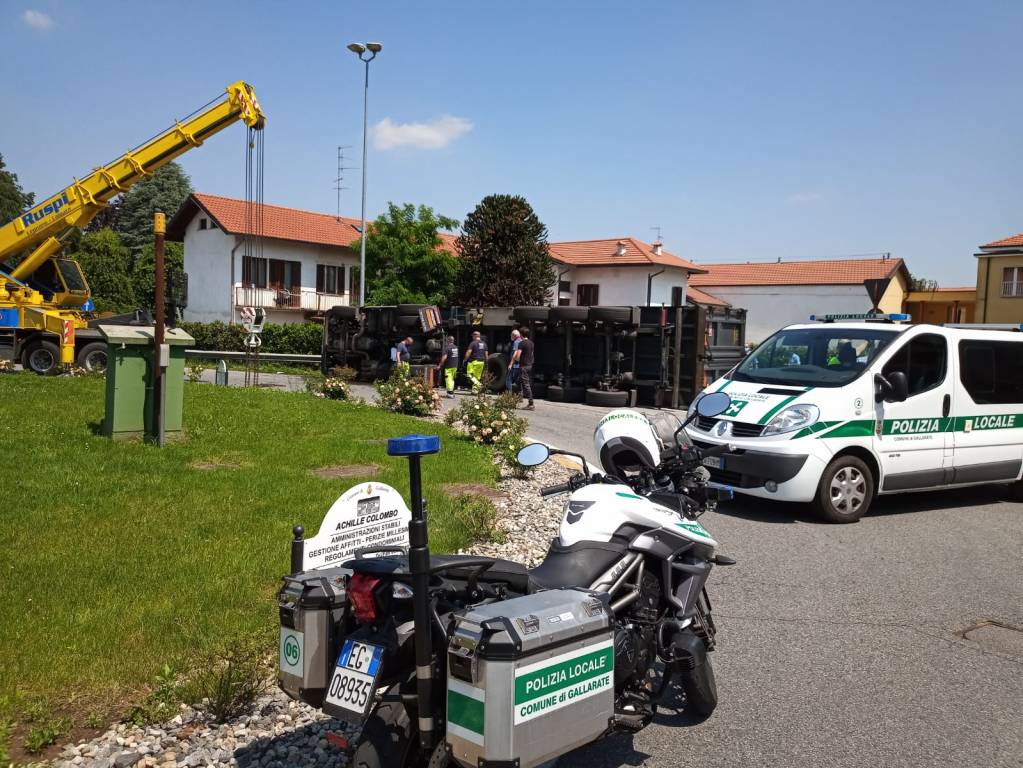 Camion ribaltato a Gallarate