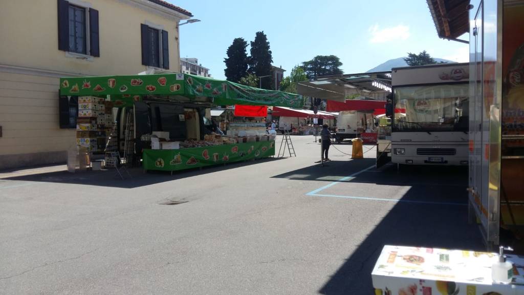 Luino, mercato “a distanza“