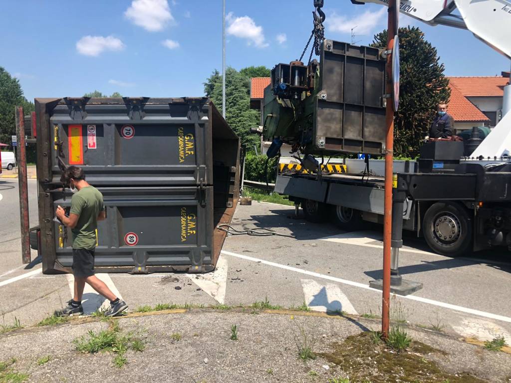 Camion ribaltato a Gallarate