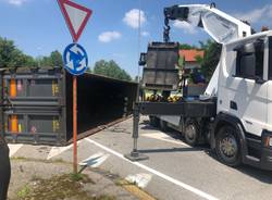 Camion ribaltato a Gallarate