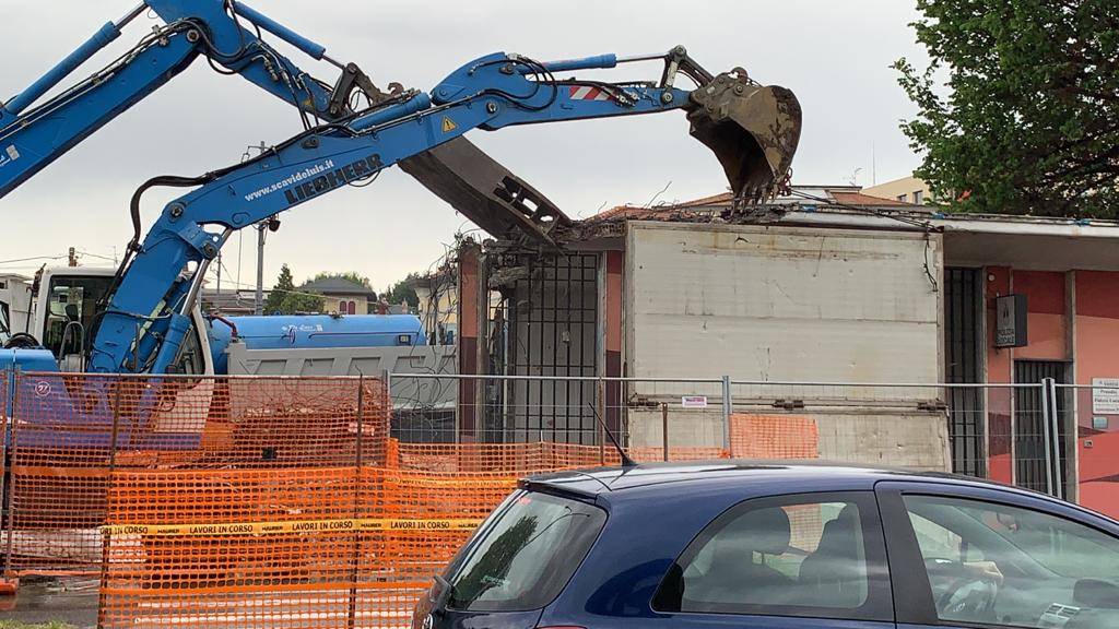 Demolizione palazzina “ex taxi” in zona stazioni Varese 