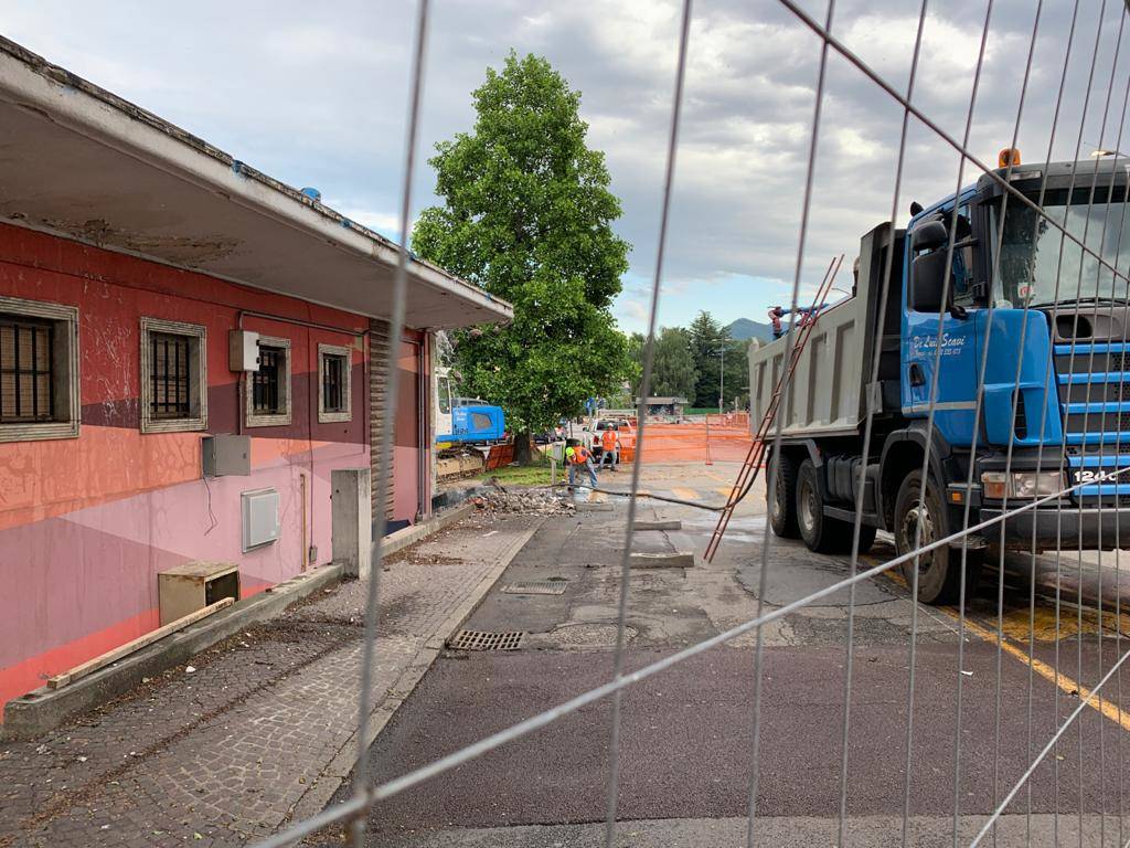 Demolizione palazzina “ex taxi” in zona stazioni Varese 