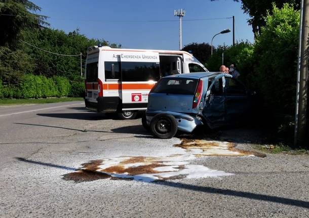 Scontro Tra Due Auto, Benzina Sulla Strada