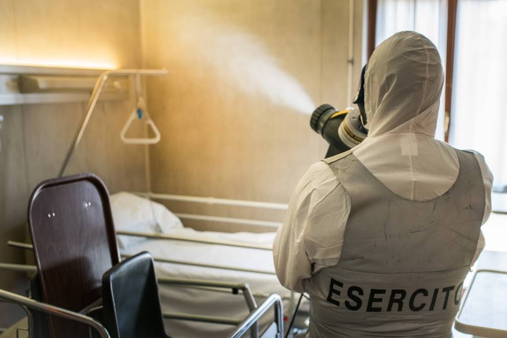 I militari della base Nato di Solbiate Olona impegnati nella sanificazione dell'ospedale di Saronno