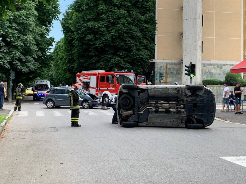 incidente stradale busto arsizio ribaltamento