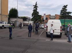 Riaperti i mercati a Limbiate: lunghe file all'ingresso, accessi contingentati e tanto ordine