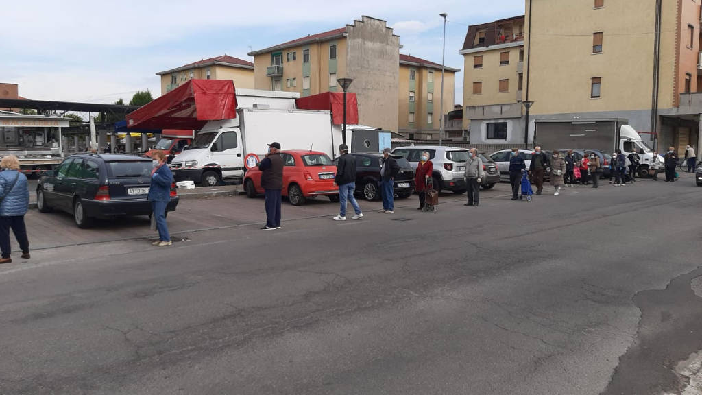 Riaperti i mercati a Limbiate: lunghe file all'ingresso, accessi contingentati e tanto ordine