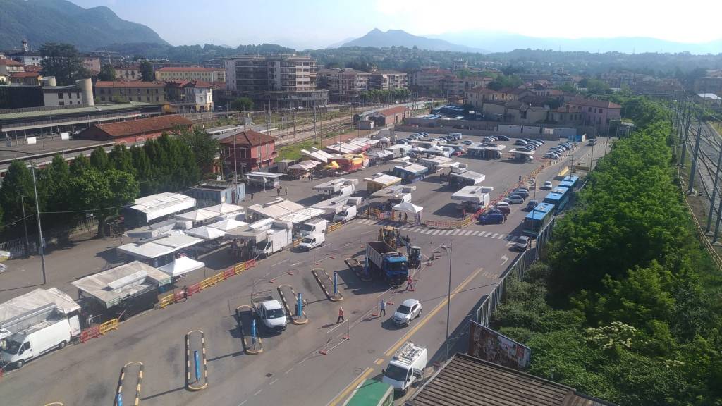 Si "butta giù" il veccio capolinea di piazzale Kennedy a Varese 