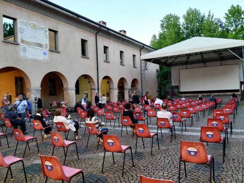 "Cinema sotto le stelle": entusiasmo per la prima serata dedicata ad Alberto Sordi 