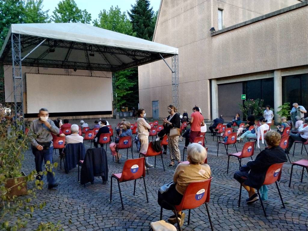 "Cinema sotto le stelle": entusiasmo per la prima serata dedicata ad Alberto Sordi 