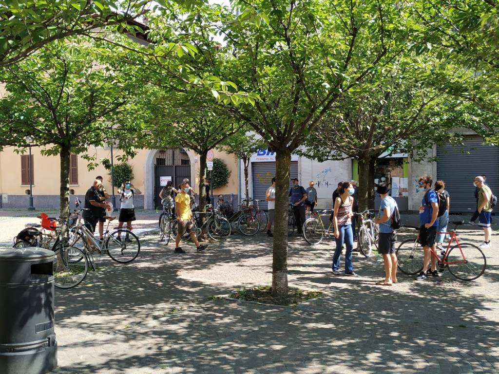 Il Collettivo Adespota si riunisce nel centro città: biciclettata da piazza San Francesco 