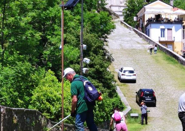 Il gruppo CAI Varese pulisce la via del Sacro Monte