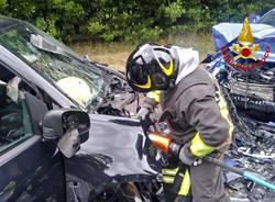 Incidente frontale tra due auto