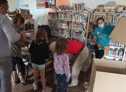 Lavena Ponte Tresa - Volontari al lavoro per salvare i libri della biblioteca