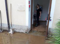 Lavena Ponte Tresa - Volontari al lavoro per salvare i libri della biblioteca