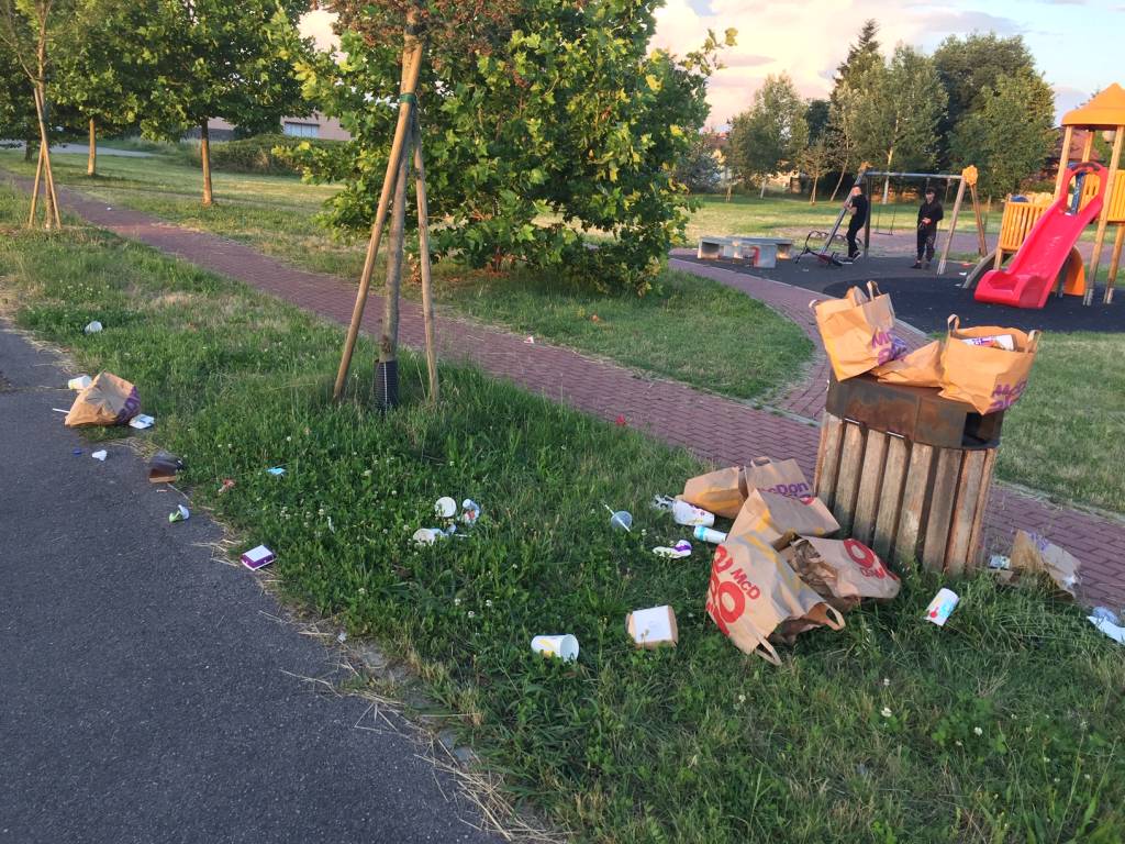 rifiuti abbandonati in via Arconate