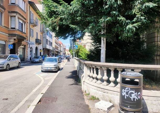 Sporcizia in via Como a Varese