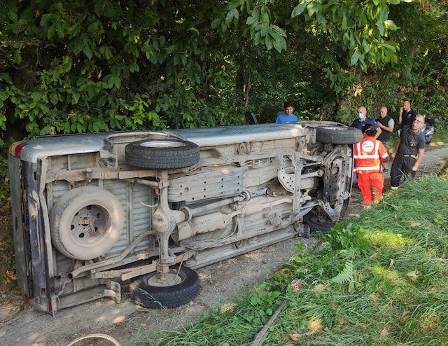 Pick-up ribaltato nei boschi di Sesto Calende