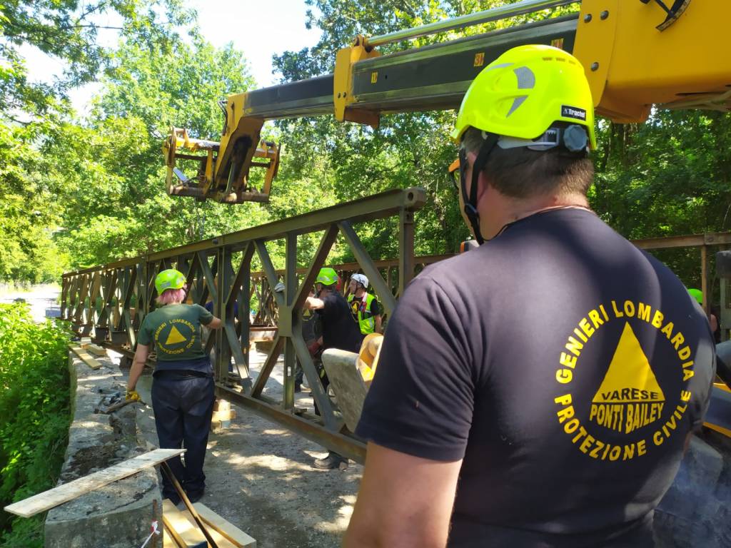 I genieri di Samarate ripristinano un ponte a Pontremoli