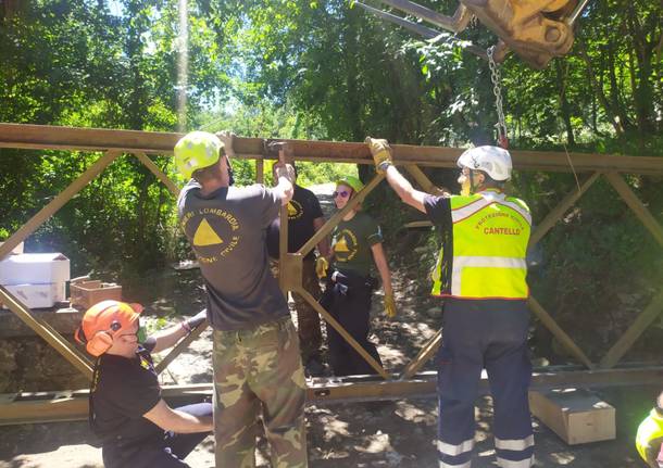 I Genieri Lombardia montano un ponte sui monti di Pontremoli