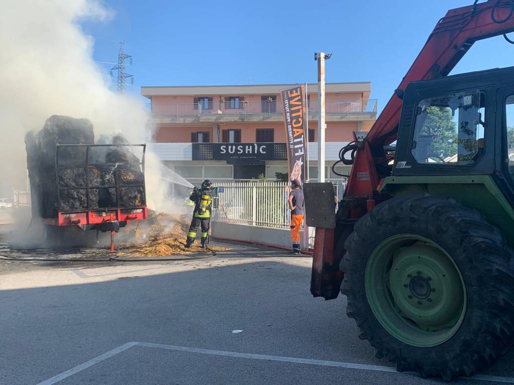 incendio trattore balle di fieno casorate sempione