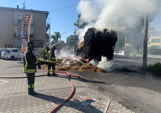 Balle di fieno in fiamme a Casorate Sempione