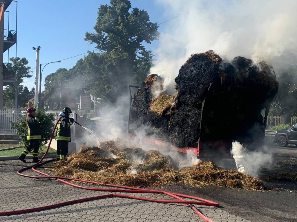 incendio trattore balle di fieno casorate sempione