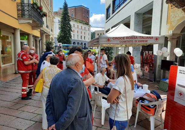 Successo in corso Matteotti per il ritorno del mercatino della croce rossa italiana