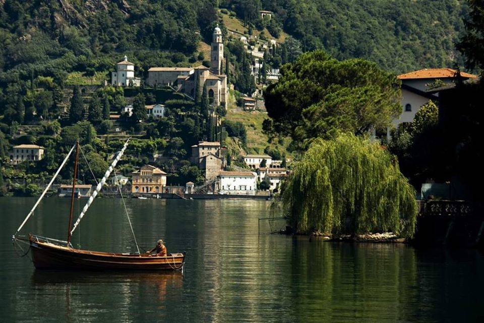 lago foto di elena impe barca