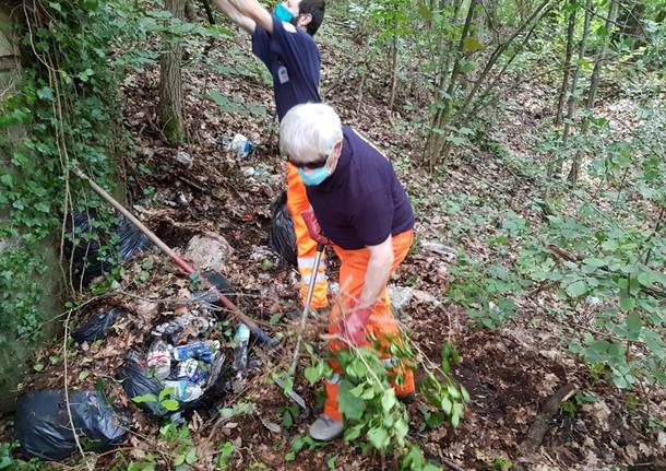 pulizia del parco da parte dei volontari dell'anticendio boschivo