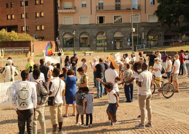 "Saniamo la sanatoria", presidio in piazza Repubblica per i diritti umani