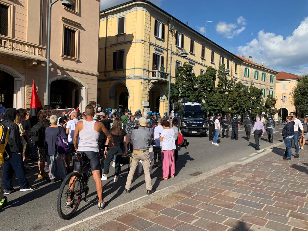 Arriva Salvini, la contestazione degli anarchici si sposta verso Villa Gianetti