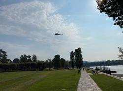 Elicottero in azione sul lungolago di Angera