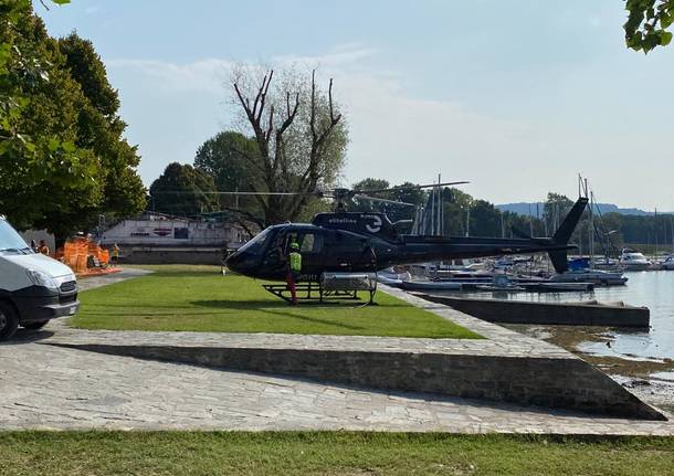 Elicottero in azione per i lavori all’Isolino di Angera