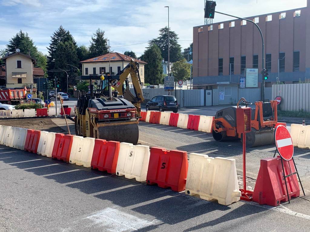 lavori rotonda esselunga via gasparotto varese