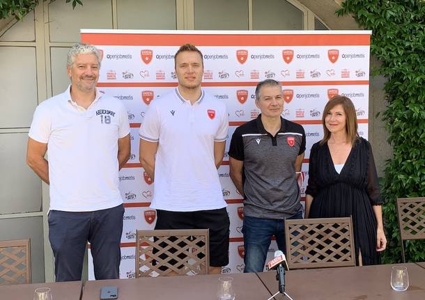 presentazione arturs strautins pallacanestro varese