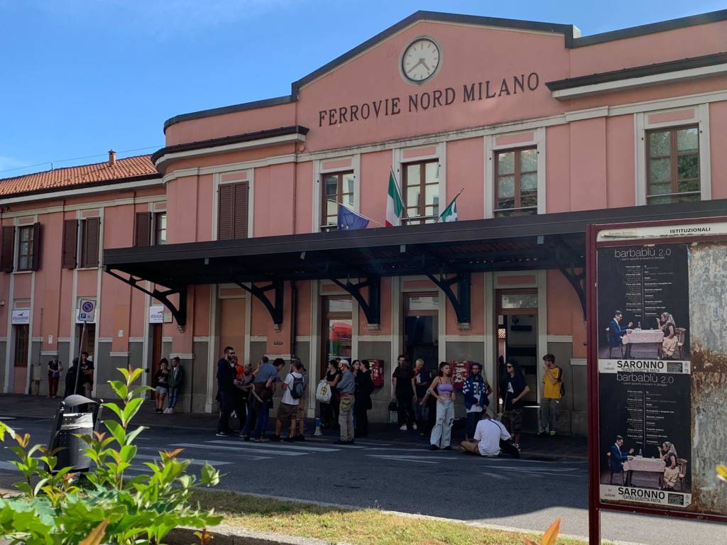 Salvini a Saronno, la contestazione degli anarchici davanti alla stazione