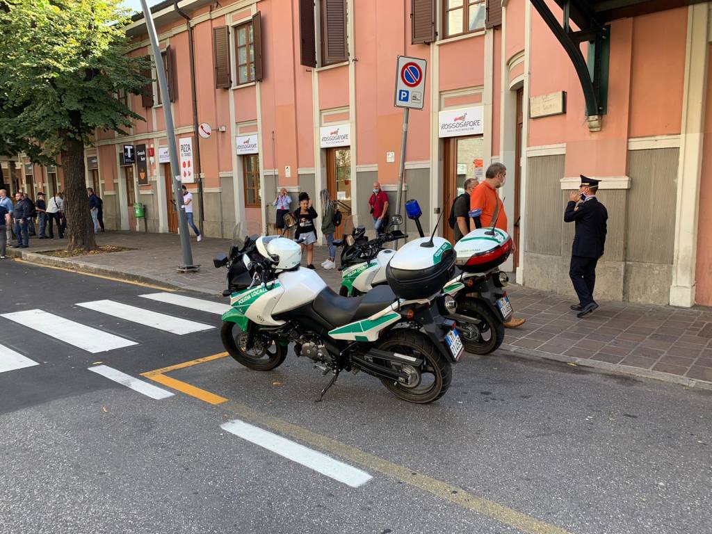 Salvini a Saronno, la contestazione degli anarchici davanti alla stazione